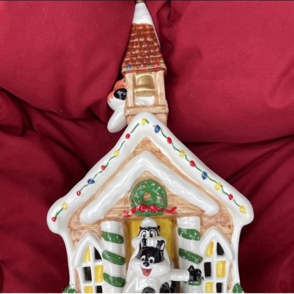 Looney Tunes Pepe le Pew & Penelope Wedding Christmas Village - Picture 2 of 8